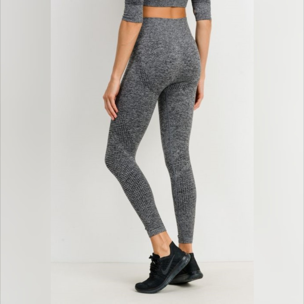 Dot Textured Seamless Highwaist Leggings - Picture 2 of 7